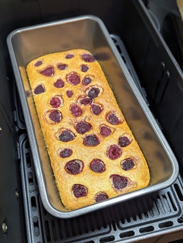 Blondies amande framboises cuits au Air Fryer, recette facile IG bas avec matériel Cosori Twinfry et moule antiadhésif