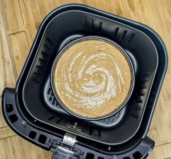 Préparation d'un gâteau au Air Fryer avec une pâte à gâteau prête à cuire dans un moule