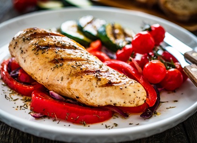 Poulet grillé et légumes cuits à l'Air Fryer