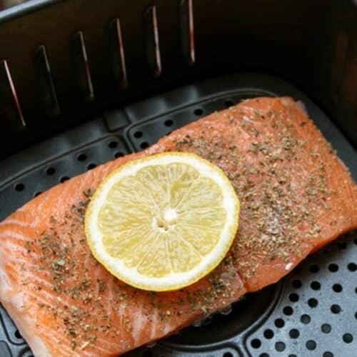 Filet de saumon avec herbes et rondelle de citron dans un panier d'Air Fryer
